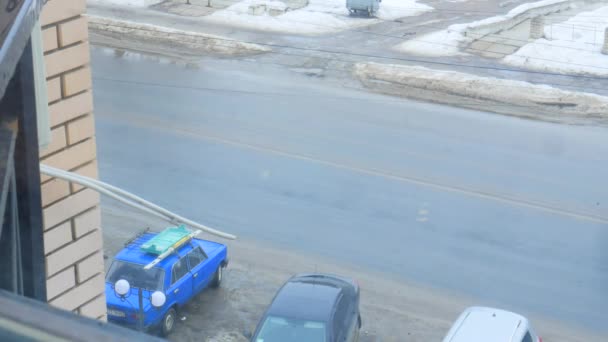 Un lapso de tiempo de una calle a través de la ventana — Vídeos de Stock