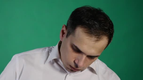 Frustrovaný muž se na zelené klíčování chroma — Stock video