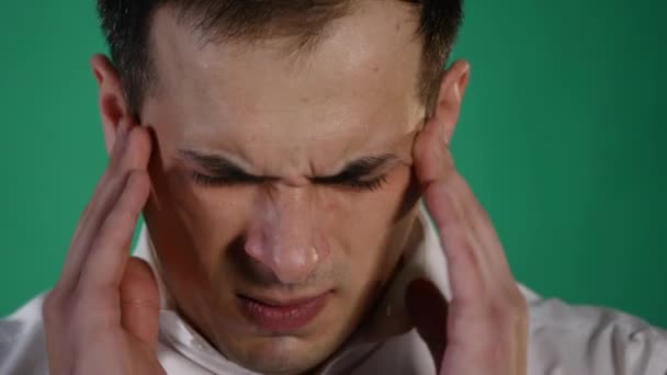 Homem de negócios jovem que tem terrível dor de cabeça - negócio, pessoas, líder, conceito de stress — Vídeo de Stock