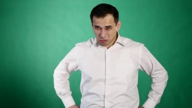 Genç adam sarhoş ya da hasta üzerinde yeşil renkli kusma portresi