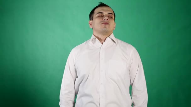 Enttäuschter Mann mit Ekel und Verachtung auf grünem Hintergrund — Stockvideo