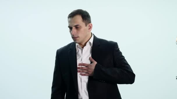 Pohledný muž projevovat různé emoce — Stock video