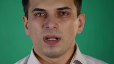 kızgın bir işadamı kapatın. yeşil chroma anahtar arka plan üzerinde olumsuz duygular
