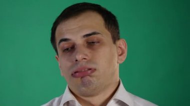 Hayal kırıklığına uğramış yakışıklı adam chroma anahtar yeşil ekran