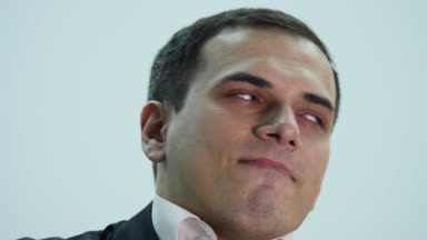 Yakışıklı adam gösteren farklı duygular. Yakın çekim. yeşil arka plan