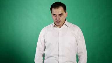 çok kızgın bir işadamı kapatın. yeşil chroma anahtar arka plan üzerinde olumsuz duygular