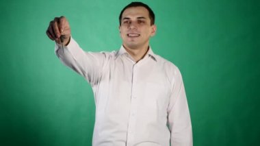 Anahtar, tutan genç adam portresi izole yeşil