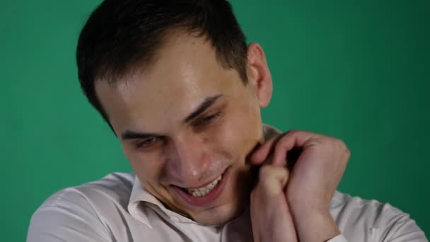 Όμορφος άντρας δείχνει διαφορετικά συναισθήματα. Κοντινό πλάνο. πράσινο φόντο — Αρχείο Βίντεο