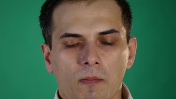 Frustrovaný pohledný muž na zelené klíčování chroma. Detailní záběr — Stock video
