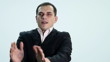 Yakışıklı adam gösteren farklı duygular