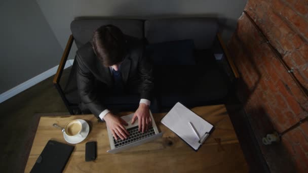 Επιχειρηματίας που εργάζεται για το laptop στο café. ο επιχειρηματίας είναι αναστατωμένος. το Top view — Αρχείο Βίντεο