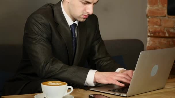 Empresario usando laptop en cafetería sobre mesa de madera. lapso de tiempo — Vídeos de Stock