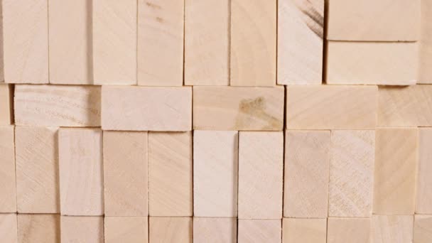 Manos de Young construye una torre de bloques mientras juega jenga — Vídeos de Stock