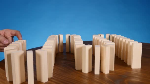 Concepto de efecto dominó con bloques de madera cayendo uno sobre el otro — Vídeos de Stock