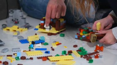 Babası bir Oluşturucu ile oynarken kızı ile