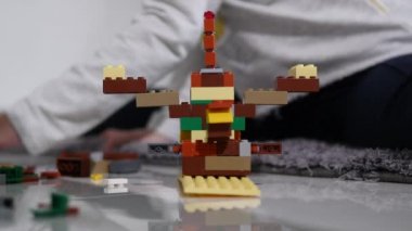 Genç bir çocuk Kurucuda çalış. Oyun çocuk tasarımcısının. Renkli küpler. MKE birbirleri ile bağlantılı küpleri vardır