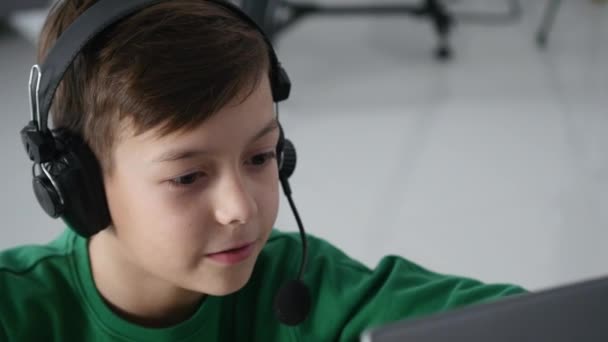 Junge spielt am Computer — Stockvideo