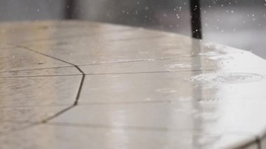 çamura düşen yağmur damlaları