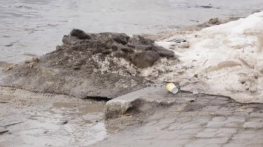 Yolda kışın birikintisi