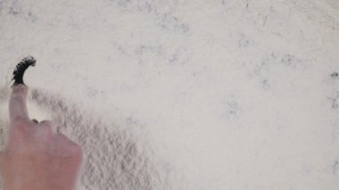 parmak bir beyaz un arka planda Again yaz. üstten görünüm 4k