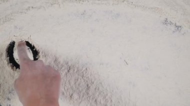 parmak alan bir beyaz un arka plan üzerine yazmak. üstten görünüm 4k