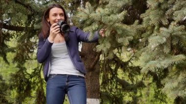 Genç kadın fotoğrafçı işlem açık havada park doğada çekim