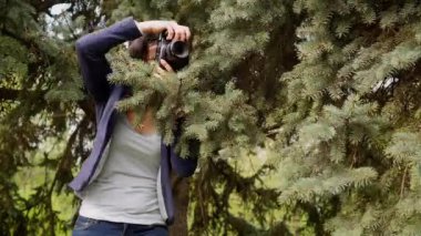 Genç kadın fotoğrafçı işlem açık havada park doğada çekim