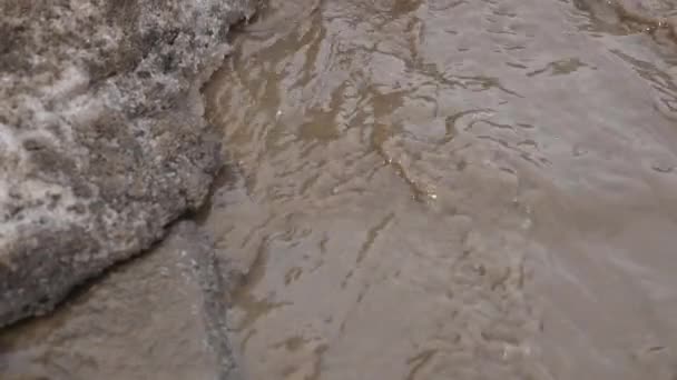 Yolda büyük derin bahar su birikintisi — Stok video