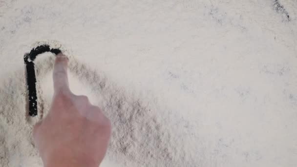 Palec napisać przepis na tle białej mąki. Widok z góry 4k — Wideo stockowe