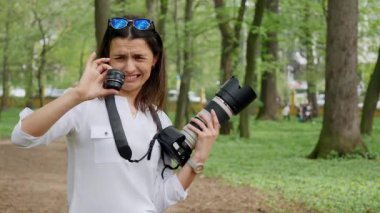 Genç kadın fotoğrafçı işlem açık havada park doğada çekim