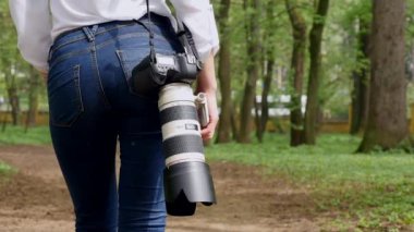 Genç kadın fotoğrafçı işlem açık havada park doğada çekim