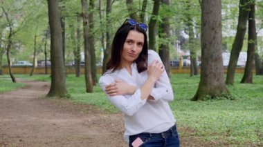 Genç ve güzel kadın Şehir Parkı, gülümsüyor sahiptir