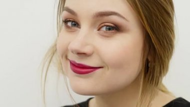 Sadece kamera önünde arayan bir güzel genç seksi voloptuous kadın portre yüzü. Parlak kırmızı dudaklar ve uzun sarı saçları çekici çarpıcı kızla