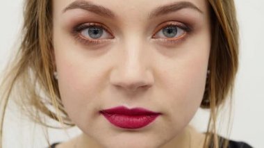 Sadece kamera önünde arayan bir güzel genç seksi voloptuous kadın portre yüzü. Parlak kırmızı dudaklar ve uzun sarı saçları çekici çarpıcı kızla