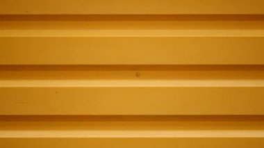 turuncu metal kapıyı kapatın