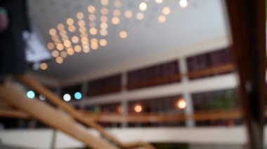 insanlar merdivenlerden aşağı git