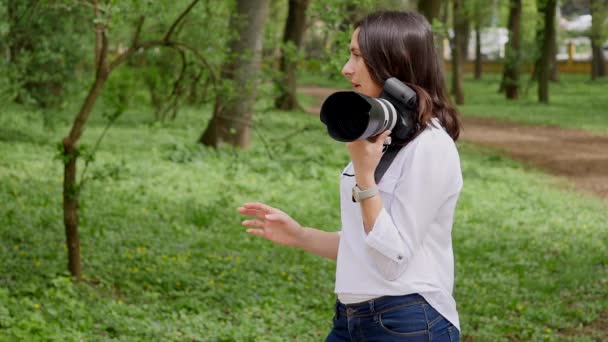 Genç kadın fotoğrafçı işlem açık havada park doğada çekim — Stok video