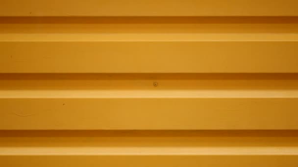 Detailní záběr oranžové kovové dveře — Stock video