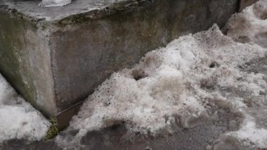 Yolda büyük derin bahar su birikintisi