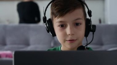 bilgisayarda oynamak çocuk