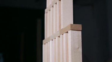bir kule bloklar jenga oynarken