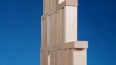 kule bloklar jenga oynarken