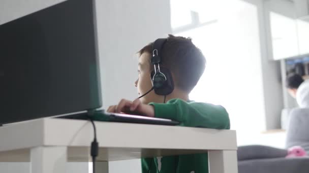 Jongen spelen op de computer — Stockvideo