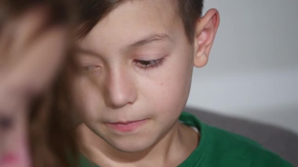 Gråtande pojken, på nära håll se — Stockvideo