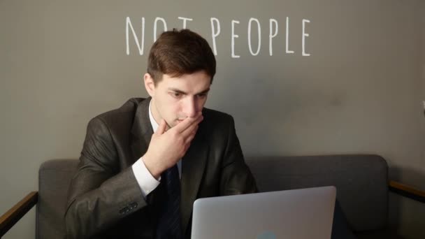 Zakenman die op laptop in café werkt. de zakenman is boos — Stockvideo