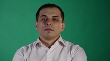 Yakışıklı adam gösteren farklı duygular. Yakın çekim. yeşil arka plan