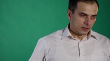 Yakışıklı adam gösteren farklı duygular. Yakın çekim. yeşil arka plan