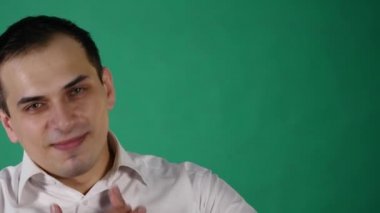 yeşil arka plan üzerinde mutlu müteşekkir genç adam