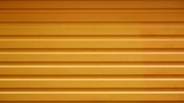 turuncu metal kapıyı kapatın