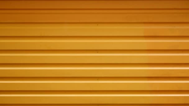 Närbild av orange dörr av metall — Stockvideo